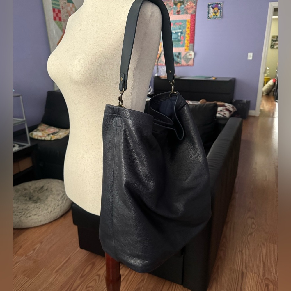 Parker Thatch Jayne Chic Navy Leather Shoulder Bag